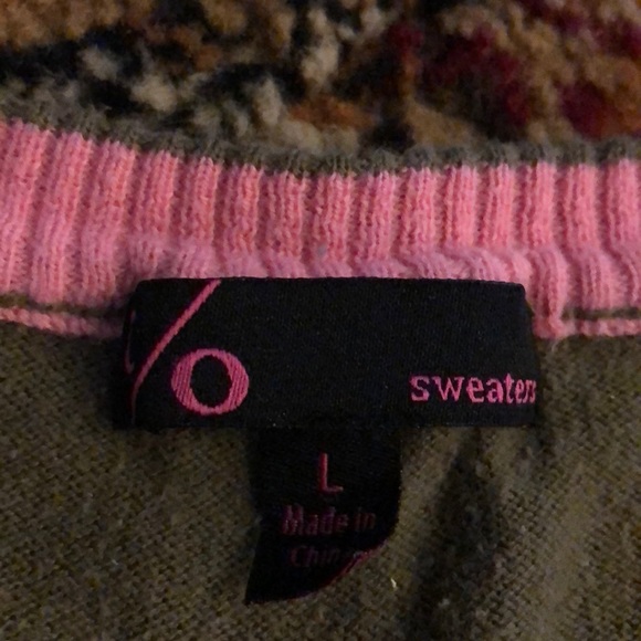 Green sweater with pink stitching - Picture 2 of 2
